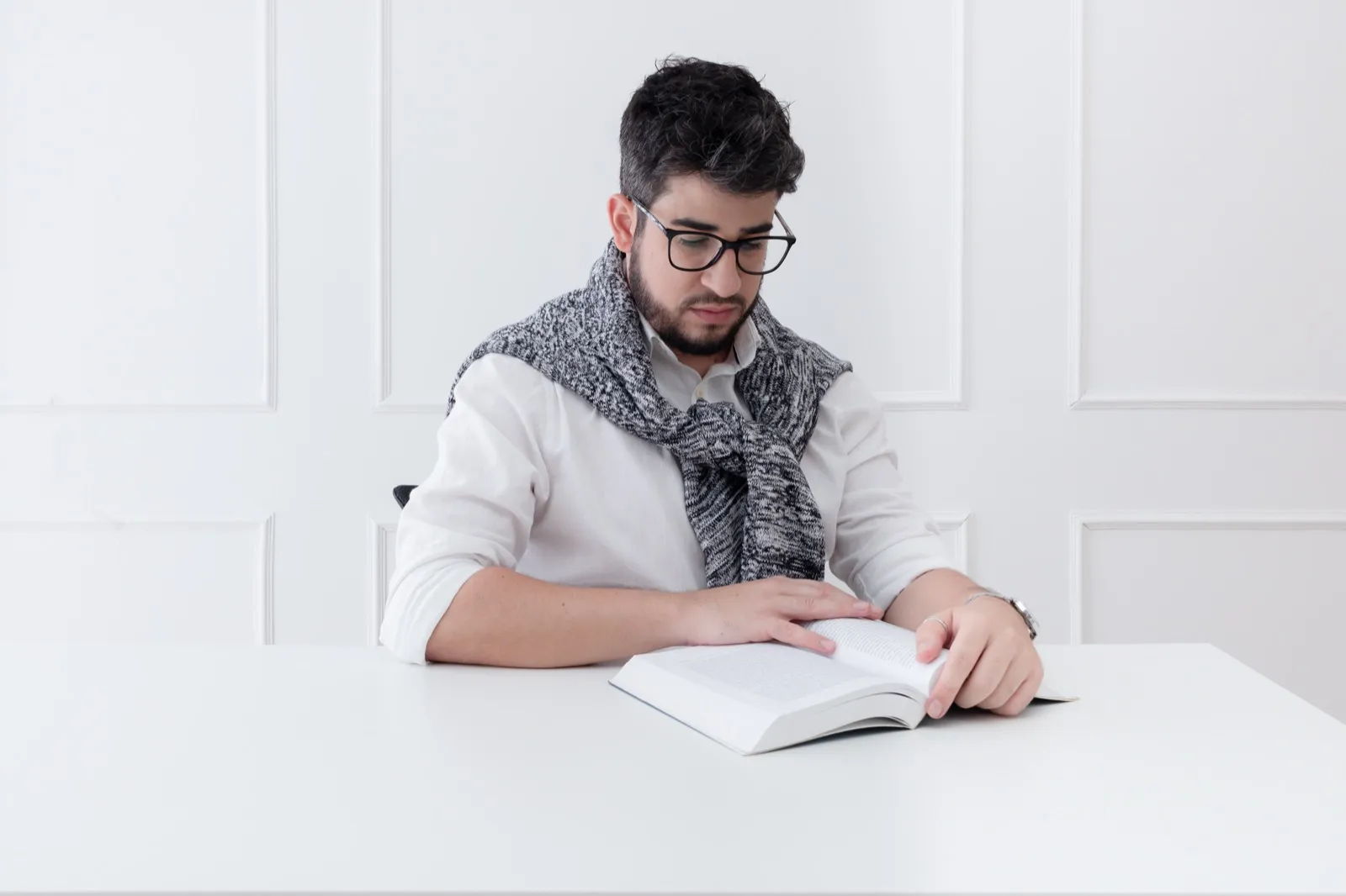 Lucas Reis, psicólogo, em momento de leitura